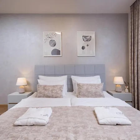 Ena, Luxury Οπατία