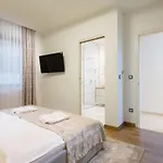 Ena, Luxury Abbázia